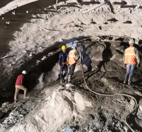 和硕拱顶带模注浆料的施工流程及注意事项